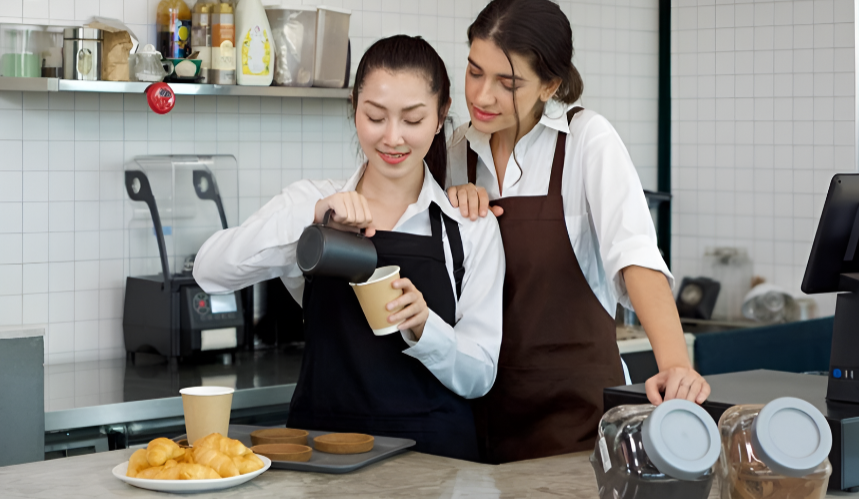 transformación cafetería empaques biodegradables con clientes satisfechos